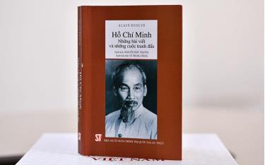 Cuốn “Hồ Chí Minh: Những bài viết và những cuộc tranh đấu”. (Ảnh: Ban tổ chức giải cung cấp)