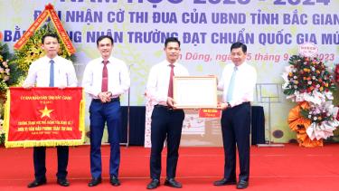 Đồng chí Dương Văn Thái trao Cờ thi đua của UBND tỉnh và Bằng công nhận đạt chuẩn quốc gia mức độ 2 cho Trường THPT Yên Dũng số 3