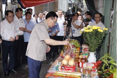 Chủ tịch Quốc hội Vương Đình Huệ đến thắp hương tưởng nhớ nạn nhân vụ cháy chung cư mini ở Khương Đình. Ảnh: Doãn Tấn/TTXVN