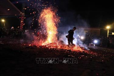 Nghi lễ nhảy lửa của người Pà Thẻn.