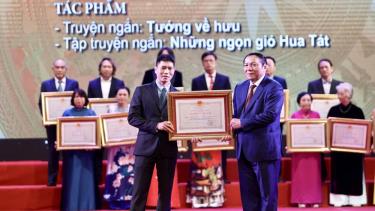 Họa sĩ Nguyễn Phan Bách - trưởng nam của nhà văn Nguyễn Huy Thiệp - nhận Giải thưởng Nhà nước được trao cho bố mình.