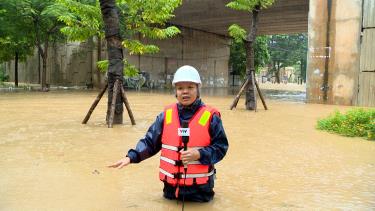 Nhà báo Nguyễn Trường Sơn tác nghiệp tại Lào Cai. Ảnh: VTV