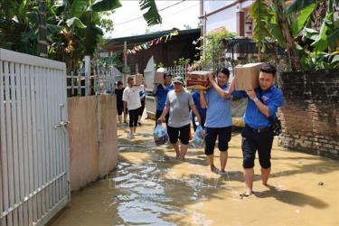 Đoàn công tác Đoàn Thanh niên TTXVN và Trung tâm phát triển Truyền thông thông tấn trực tiếp đến thăm hỏi, hỗ trợ các hộ gia đình bị ảnh hưởng sau cơn bão số 3 tại huyện Hạ Hoà. Ảnh: Tạ Toàn/TTXVN