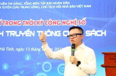 Đồng chí Lê Quốc Minh nói chuyện với Hội viên Hội Nhà báo Hà Tĩnh và cán bộ, viên chức, người lao động Đài Phát thanh và Truyền hình Hà Tĩnh. Ảnh P.Q