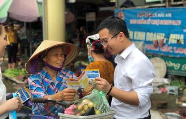 Giới thiệu về chính sách bảo hiểm xã hội tự nguyện cho lao động di cư. (Ảnh: PV/Vietnam+)