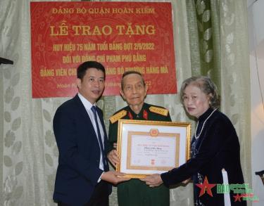 Đại tá Phạm Phú Bằng đón nhận Huy hiệu 75 năm tuổi Đảng. Ảnh: Thu Hà