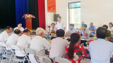 Đồng chí Nguyễn Văn Toàn, Phó Trưởng Ban Tổ chức Huyện ủy Lục Nam dự, phát biểu chỉ đạo tại buổi sinh hoạt điểm ở Chi bộ thôn Nội Đình, xã Yên Sơn.
