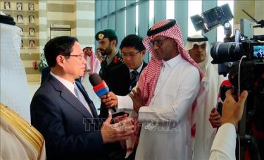 Thủ tướng Phạm Minh Chính trả lời phỏng vấn của kênh tin tức tài chính Asharq Economy with Bloomberg. Ảnh: TTXVN