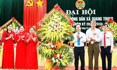 Lãnh đạo Hội Nông dân tỉnh tặng hoa chúc mừng Đại hội đại biểu Hội Nông dân xã Quang Trung lần thứ I, nhiệm kỳ 2025 - 2030.