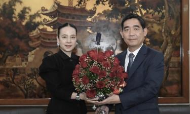 Madam Pang tới Đại sứ quán Việt Nam để xin lỗi.