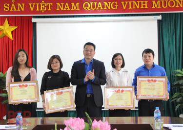 Lãnh đạo Tỉnh Đoàn Bắc Giang trao giải cho các tác giả có tác phẩm đạt giải. Ảnh: BGP/Nguyễn Miền
