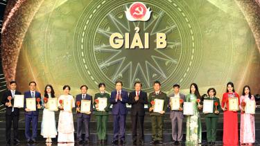 Đồng chí Trịnh Văn Ánh (thứ năm từ trái sang) đại diện nhóm tác giả Báo Bắc Giang nhận giải B.