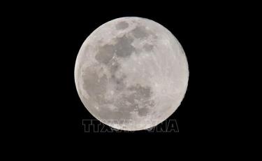 Mặt trăng nhìn từ Los Angeles, Mỹ. Ảnh: AFP/TTXVN