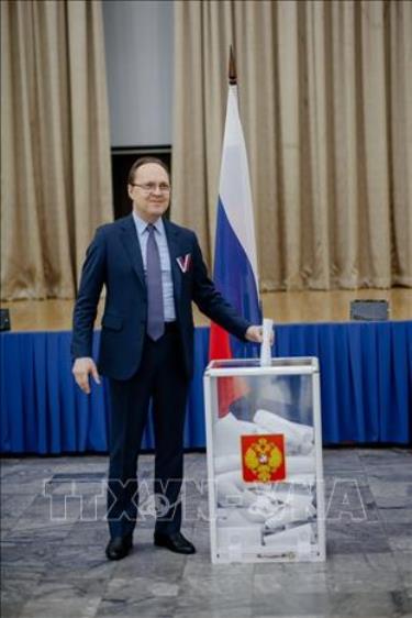 Đại sứ Đại sứ Liên bang Nga tại Việt Nam Gennady Stepanovich Bezdetko thực hiện quyền công dân tại điểm bỏ phiếu ở Đại sứ quán Liên bang Nga (Hà Nội). Ảnh: TTXVN phát