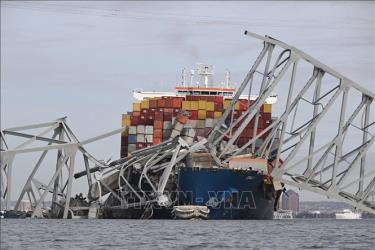 Hiện trường vụ sập cầu Francis Scott Key ở thành phố Baltimore, bang Maryland (Mỹ), sau khi bị tàu chở hàng đâm trúng, ngày 26/3/2024. Ảnh: AFP/TTXVN
