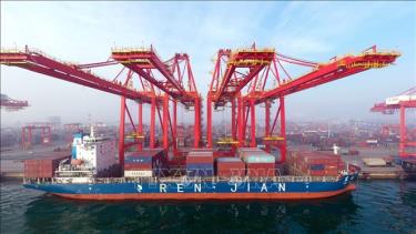 Cảng container ở Nhật Chiếu, tỉnh Sơn Đông, Trung Quốc. Ảnh tư liệu: THX/TTXVN