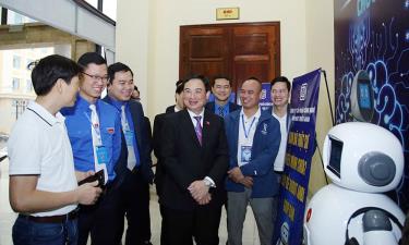 Các đại biểu thăm gian trưng bày thiết bị công nghệ tại Đại hội đại biểu Hội LHTN TP Bắc Giang lần thứ VI, nhiệm kỳ 2024-2029.