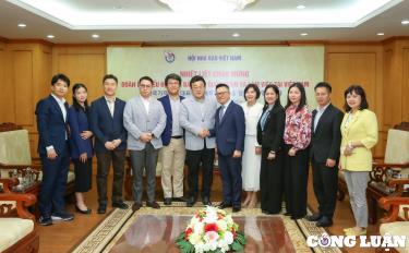 Đoàn công tác Hội Nhà báo Hàn Quốc, nhà báo Lê Quốc Minh cùng lãnh đạo các phòng, ban đơn vị thuộc Hội Nhà báo Việt Nam, lãnh đạo Hội Nhà báo tỉnh Quảng Ninh chụp ảnh lưu niệm.