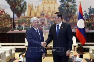 Thủ tướng Lào Sonexay Siphandone chào đón Chủ tịch Ủy ban Trung ương MTTQ Việt Nam Đỗ Văn Chiến. Ảnh: Phạm Kiên/TTXVN