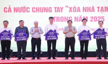 Thủ tướng Phạm Minh Chính và đồng chí Đỗ Văn Chiến trao kinh phí hỗ trợ xóa nhà tạm, nhà dột nát cho 5 tỉnh Tây Bắc.