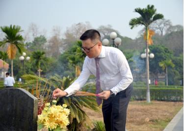 Đồng chí Lê Quốc Minh dâng hương lên phần mộ các anh hùng liệt sĩ tại Nghĩa trang liệt sĩ A1. Ảnh: Mai Giáp
