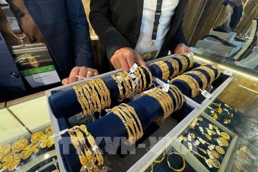Giá vàng trang sức được bày bán tại của hàng Cairo, Ai Cập. Ảnh TTXVN