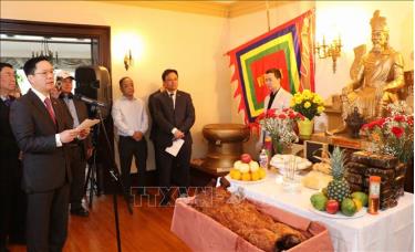 Đại sứ Việt Nam tại Canada Phạm Vinh Quang đọc bài tế lễ. Ảnh: Trung Dũng/TTXVN