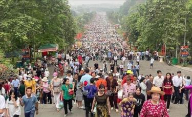 Sáng sớm ngày 14/4 (tức ngày 6/3 âm lịch) hàng nghìn du khách đổ về Khu di tích lịch sử quốc gia đặc biệt Đền Hùng, thành phố Việt Trì (Phú Thọ) đã làm cho không khí trẩy hội thêm rộn rã, tưng bừng. Ảnh: Tạ Toàn/TTXVN