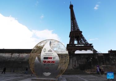Đồng hồ đếm ngược cho Thế vận hội Olympic Paris 2024 trước Tháp Eiffel ở Paris, Pháp. Ảnh: news.cn
