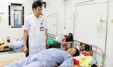 Bác sĩ Phạm Hồng Trường kiểm tra, theo dõi sức khoẻ của bệnh nhân Hà Văn Quý.