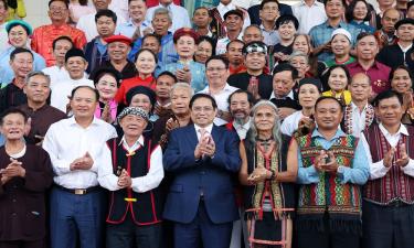 Thủ tướng Phạm Minh Chính với đại biểu già làng, trưởng bản, nghệ nhân và người có uy tín tiêu biểu.