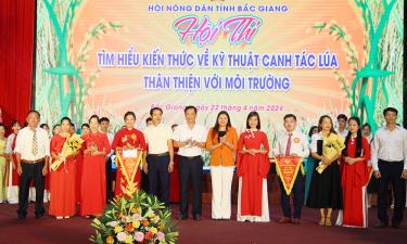 Đại diện Ban Tổ chức Hội thi trao giải A cho HND các huyện: Lạng Giang và Yên Dũng.