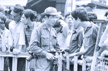 Phóng viên Đinh Quang Thành của Việt Nam Thông tấn xã gặp gỡ, thu thập thông tin từ người dân Sài Gòn trong ngày giải phóng, 30/4/1975. Ảnh: TTXVN