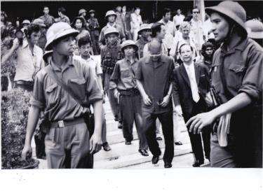 Trung đoàn phó Trung đoàn 66 Sư đoàn 304 Phạm Xuân Thệ (người đi bên phải), dẫn Tổng thống Dương Văn Minh và nội các ra đài phát thanh đọc tuyên bố đầu hàng.