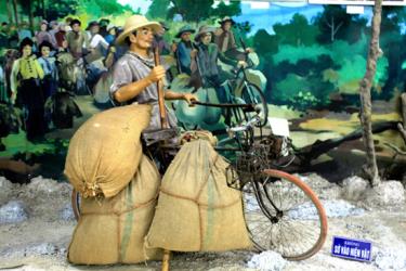 Ông Ma Văn Thắng, Phú Thọ với chiếc xe đạp thồ đạt kỷ lục chở 325kg hàng trong chiến dịch Điện Biên Phủ 1954 trưng bày tại Bảo tàng Chiến thắng Điện Biên Phủ (ảnh báo Điện Biên Phủ)