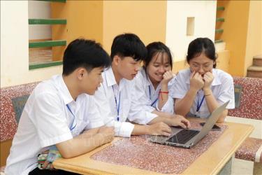 Học sinh Trường Phổ thông Dân tộc nội trú tỉnh Sơn La đăng kí dự thi tốt nghiệp THPT trên phần mềm. Ảnh: Hữu Quyết/TTXVN