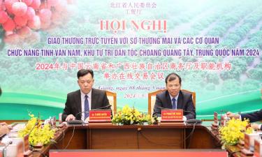 Ngài Ô Quốc Quyền và đồng chí Phan Thế Tuấn dự tại điểm cầu tỉnh Bắc Giang.