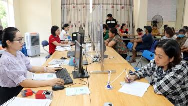Người lao động đến Trung tâm Dịch vụ việc làm tỉnh Bắc Giang làm thủ tục đề nghị hưởng trợ cấp thất nghiệp. (Ảnh Minh Thắng)