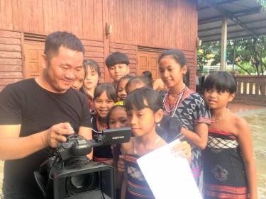 Nhà báo Bùi Tấn Sỹ trong một lần tác nghiệp các huyện miền núi, tỉnh Quảng Nam. Ảnh: NVCC