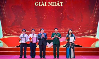 Đại diện nhóm tác giả Báo Bắc Giang vinh dự lên nhận giải Nhất của cuộc thi do Đại tướng Phan Văn Giang và đồng chí Nguyễn Xuân Thắng trao tặng.