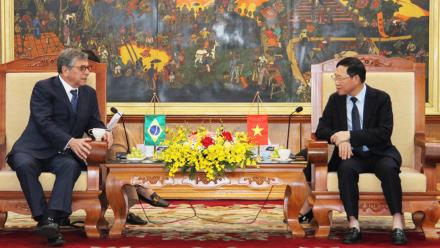 Chủ tịch UBND tỉnh Lê Ánh Dương và Đại sứ Marco Farani tại buổi tiếp.