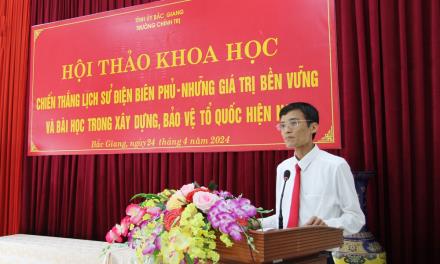 Đồng chí Bùi Thế Chung, Hiệu trưởng Trường Chính trị tỉnh phát biểu kết luận.