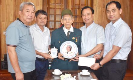 Các đồng chí trong đoàn công tác huyện Tân Yên tặng quà CCB Ngô Hồng Hải.
