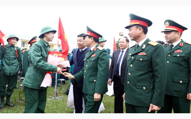 Trung tướng Nguyễn Doãn Anh, Bí thư Tỉnh ủy Dương Văn Thái cùng các đại biểu gặp gỡ, động viên tân binh.