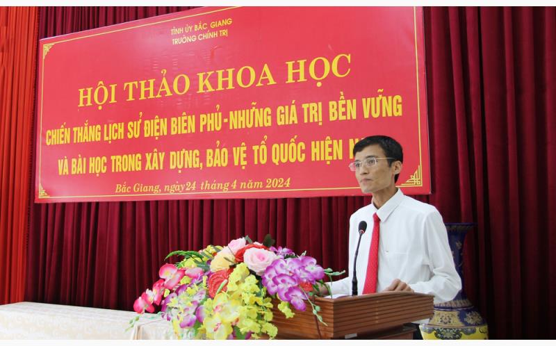 Đồng chí Bùi Thế Chung, Hiệu trưởng Trường Chính trị tỉnh phát biểu kết luận.