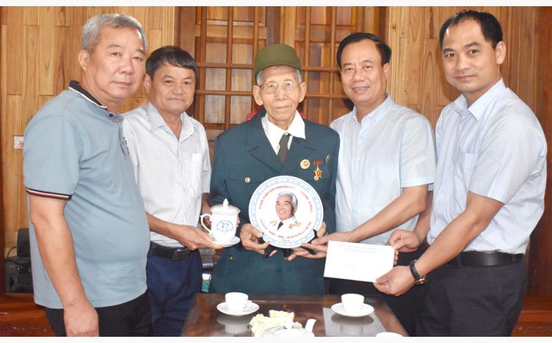 Các đồng chí trong đoàn công tác huyện Tân Yên tặng quà CCB Ngô Hồng Hải.